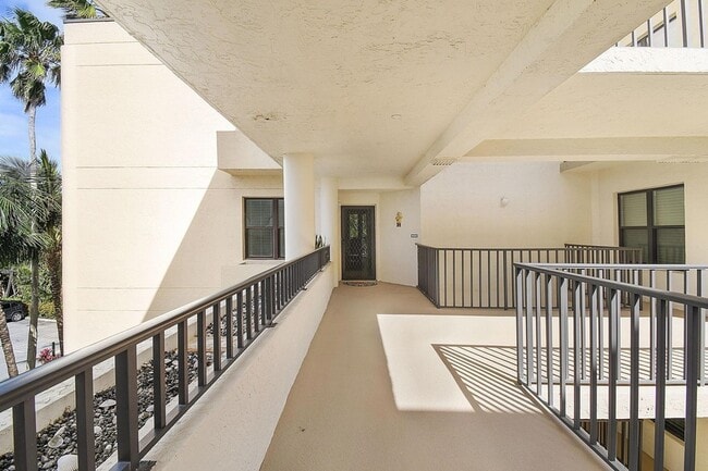 Building Photo - 221 NE Plantation Rd