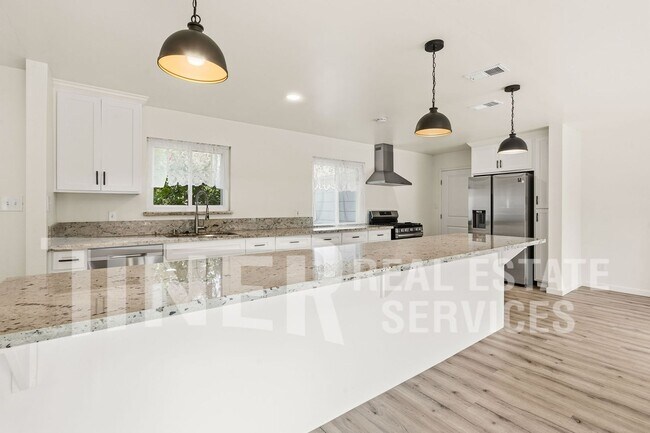 Building Photo - 6218 Stanley Ave