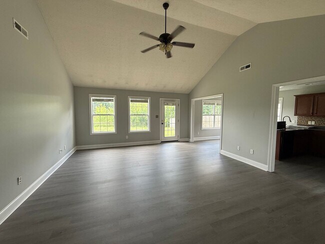 Foto del edificio - Spacious 3 bedroom, 2 bath house near GM, Magna, and Industrial Park.