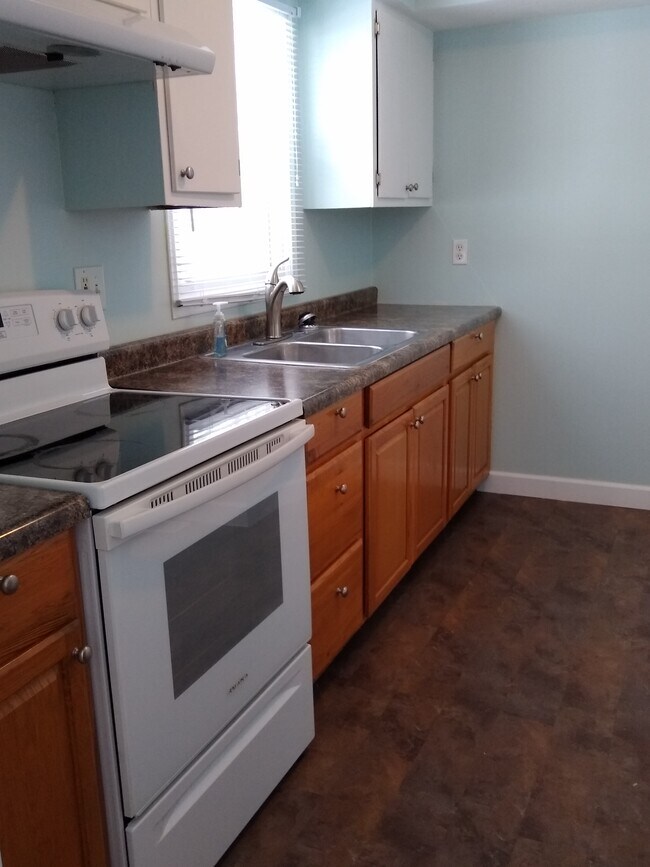 Kitchen - 2717 Courtlandt Ave