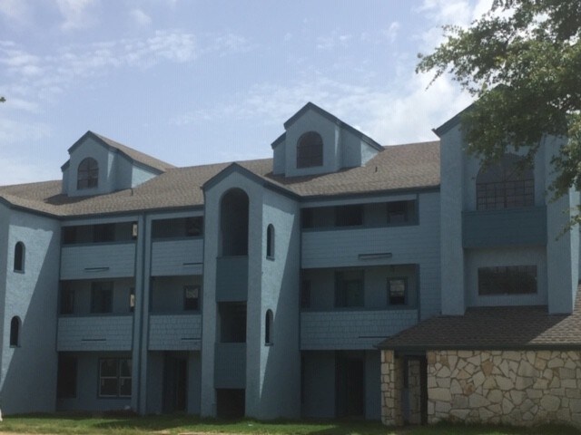 Building Photo - 146 W Lake Dr