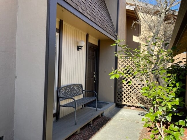 Building Photo - Updated 3 bedroom, 2.5 bath, 2 story townh...