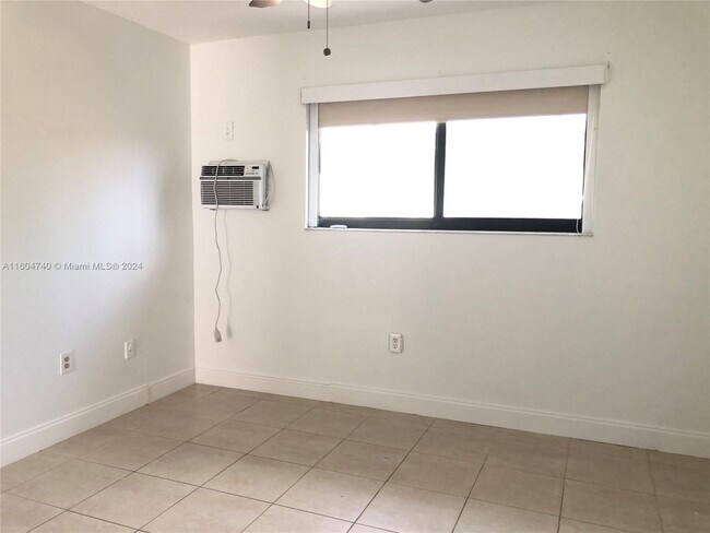 Foto del edificio - 6930 Southwest 22nd Street Apt #BACK, Miam...