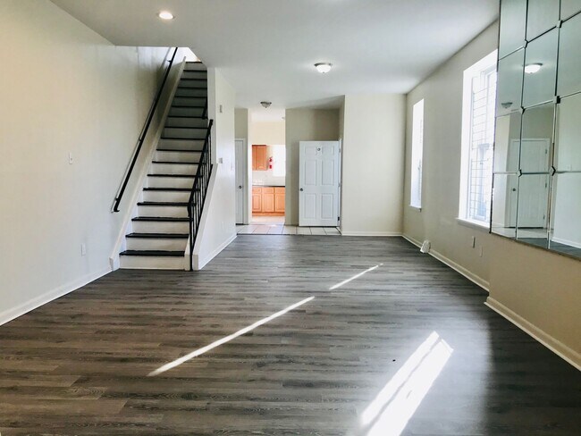 Foto del edificio - Spacious 6-Bed End of Group Townhouse by T...