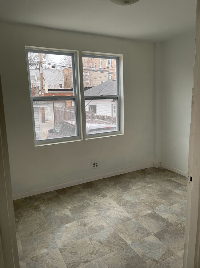 Rear-facing room - 4834 N Albany Ave