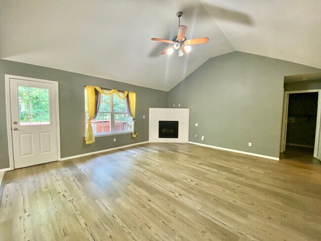 Building Photo - Secluded Bella Vista Home!