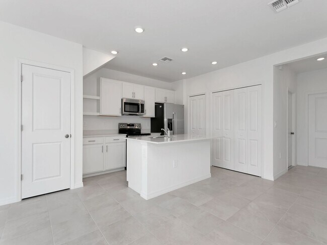 Foto del edificio - Brand-New 3BR/2.5BA Townhouse for Rent in Lakewood Ranch — $2,300/Month, Internet & Lawn Care Inc...