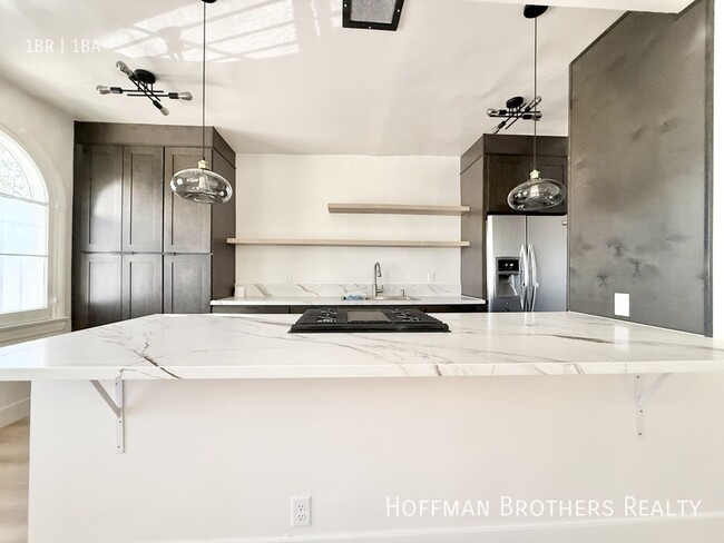 Foto del edificio - 300 N Bonnie Brae St