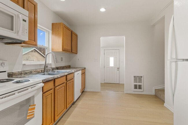 Foto del edificio - Charming 3-Bedroom, 1-Bathroom Home with Upstairs Bonus Area