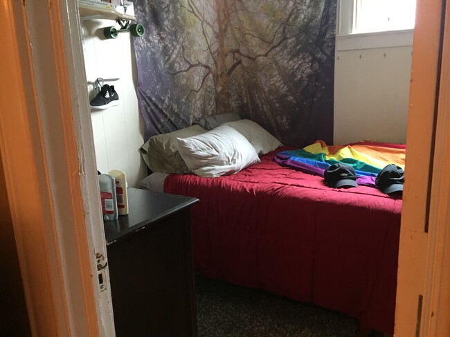 BR- Full Size Bed (not queen) - 3016 Irving Ave S