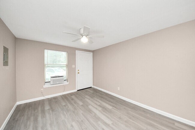 Foto del edificio - 17111 River Rd