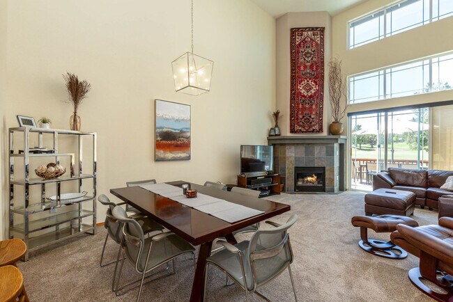 Foto del edificio - 951 Golden Pheasant Dr