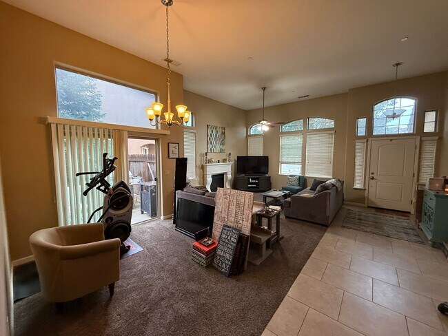 Foto del edificio - 39 N Post. A spacious 5 Bedroom 3 Bathroom...