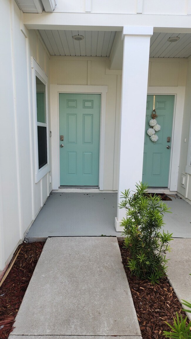 Building Photo - Beautiful Townhome in Waterford Lakes 2 Bedroom 2.5 baths and 1 Car Garage