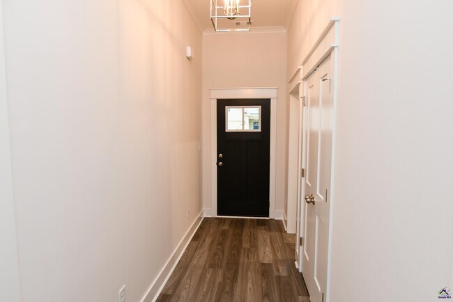 Building Photo - 209 Willowbrook Ln
