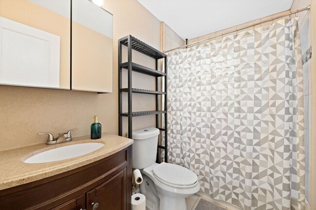 Building Photo - 136 E 5th Ave