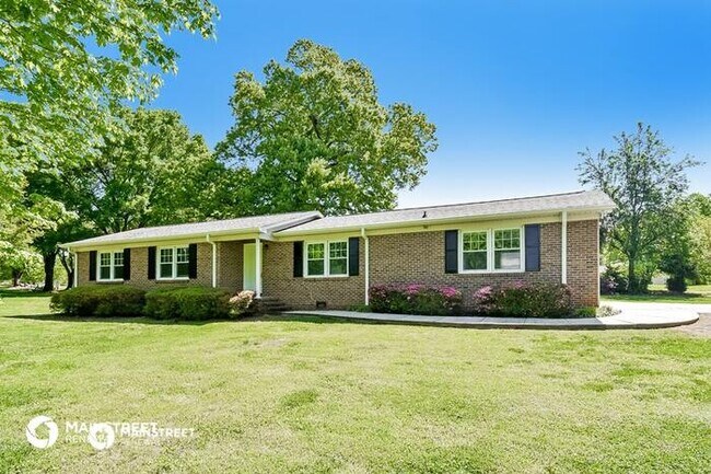 Building Photo - 2601 Maxine Dr, High Point, NC 27265
