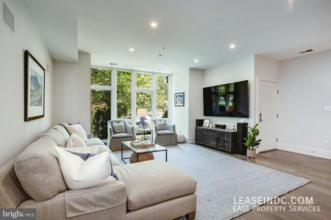 Foto del edificio - 3467 Holmead Pl NW