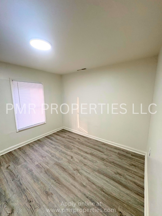 Building Photo - 2 Bedrooms / 1 Bathroom House