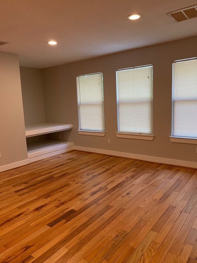 Building Photo - 3207 Hampton Rd