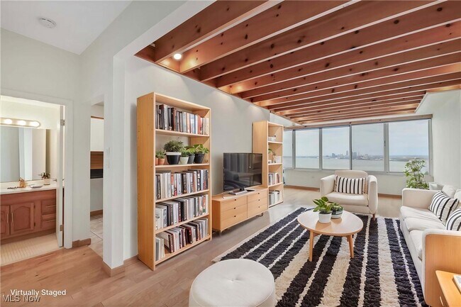 Foto del edificio - 12900 Lake Ave