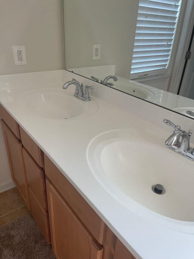 Building Photo - END UNIT TOWNHOUSE WITH 2 CAR GARAGE, WOOD...