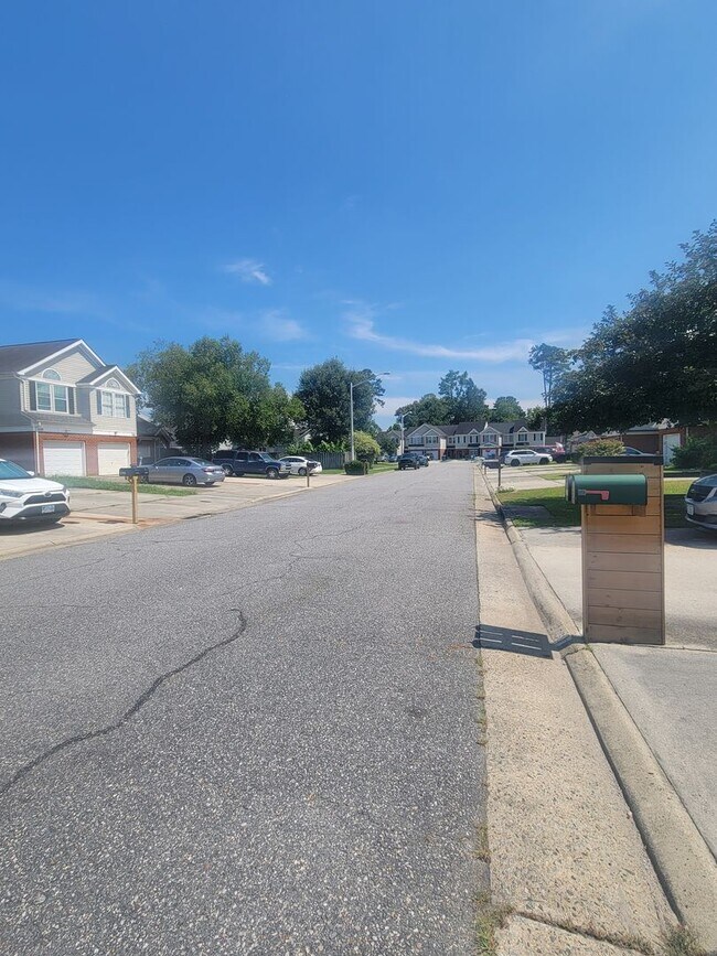 Building Photo - Beautifully Updated Townhouse in Sought-Af...