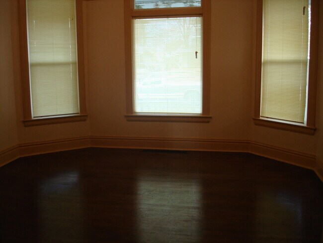 Building Photo - 1813 W Mallon Ave