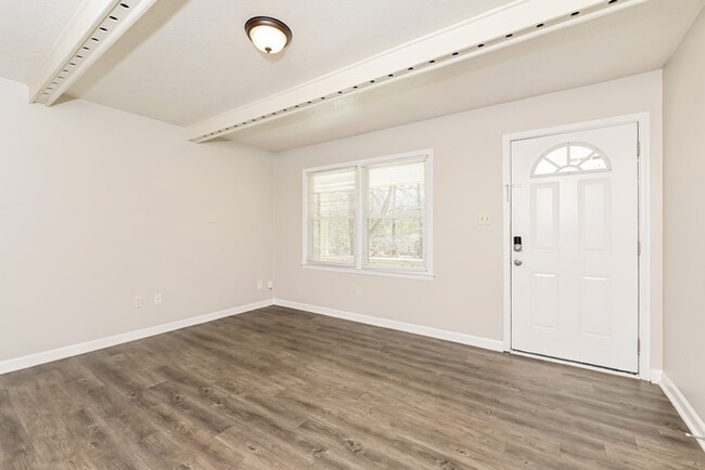 Building Photo - 105 Hidden Pines Dr
