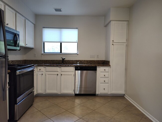 Foto del edificio - Move-In ready condo located in the Heathst...