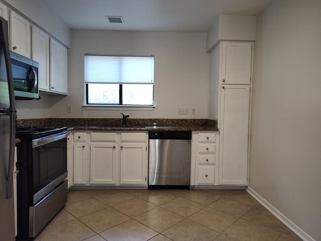 Building Photo - Move-In ready condo located in the Heathst...