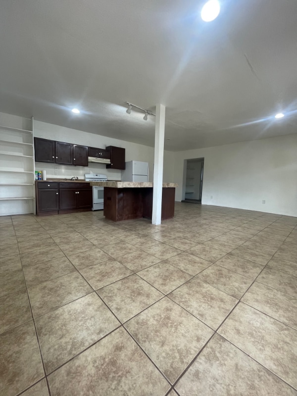 Building Photo - 555 W Suni Dr