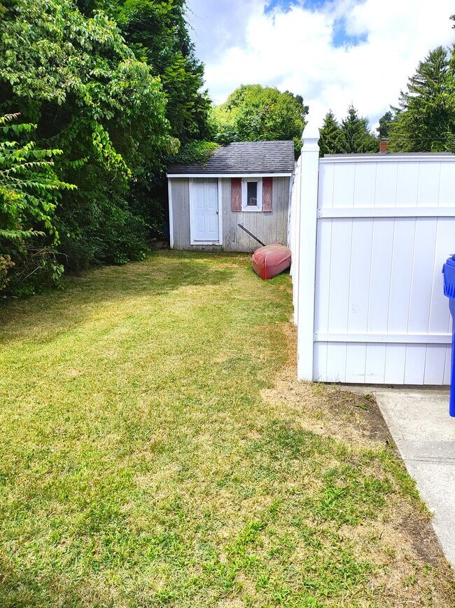 Foto del edificio - **West Warwick/Cowesett Single Family - $2...