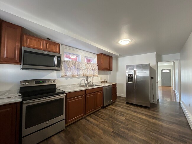 Building Photo - Large, well-maintained 4-bedroom, 1-bathroom row home