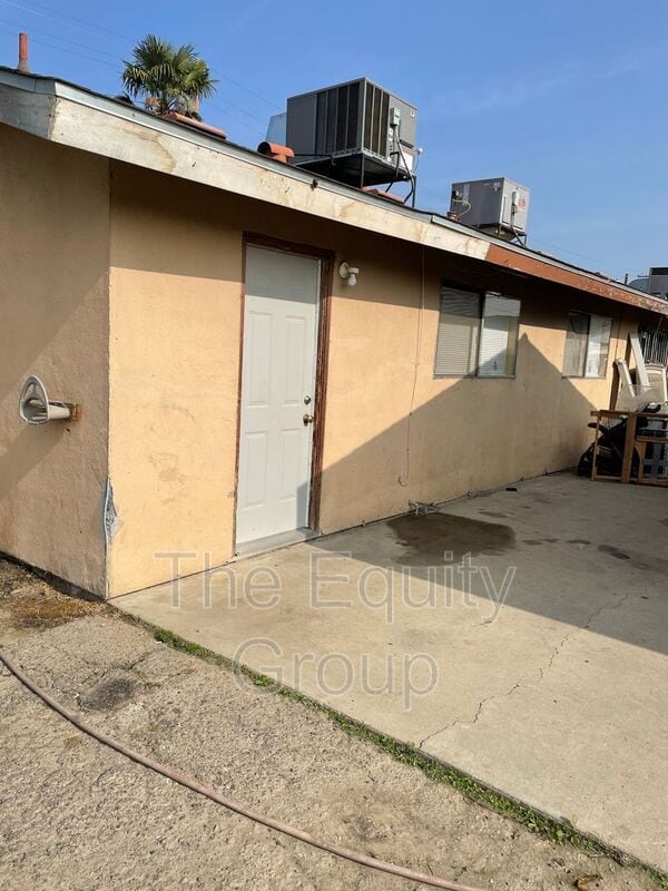 Building Photo - 2115 W Inyo Ave