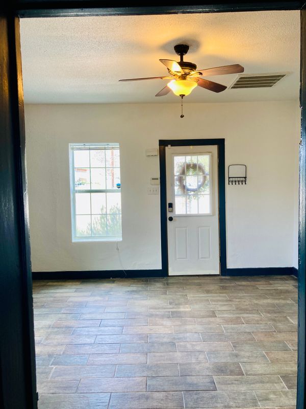 Foto del edificio - 104 E Waco St