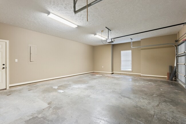 Building Photo - 1300 Edge Valley Dr N