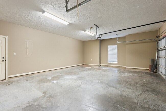 Foto del edificio - 1300 Edge Valley Dr N