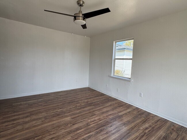 Foto del edificio - 1749 SW 12th- AVAILABLE NOW!!