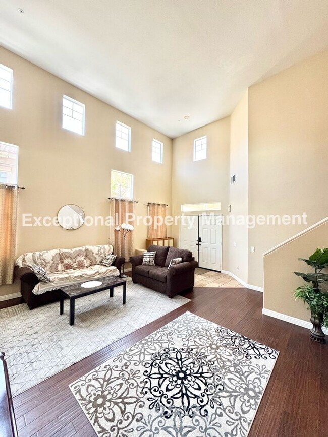 Foto del edificio - Great 4 bed 3 bath home with a loft