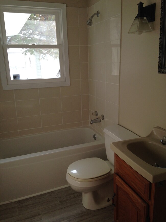 bathroom - 207 25th St SW