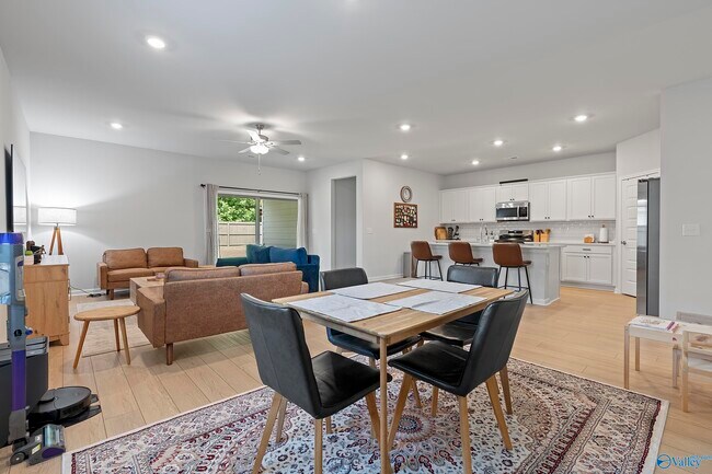 Foto del edificio - 14971 Greenleaf Dr