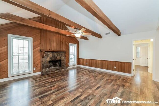Building Photo - Newly Renovated Home w/Stainless Steel App...