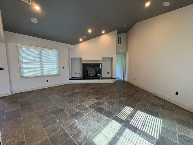 Building Photo - 2505 S Everest Ave