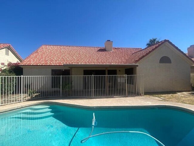 Building Photo - GILBERT HOME WITH PRIVATE POOL WALKING DISTANCE TO FREESTONE PARK