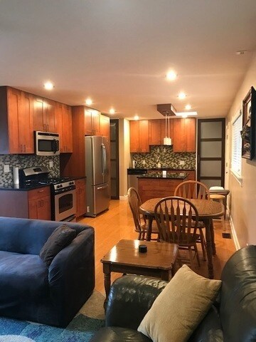 Building Photo - 605 Tanglewood Dr