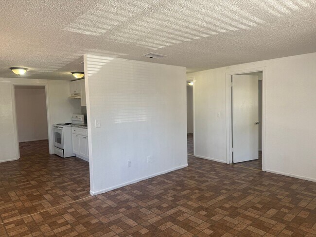 Foto del edificio - 3 bedroom 2 bath duplex