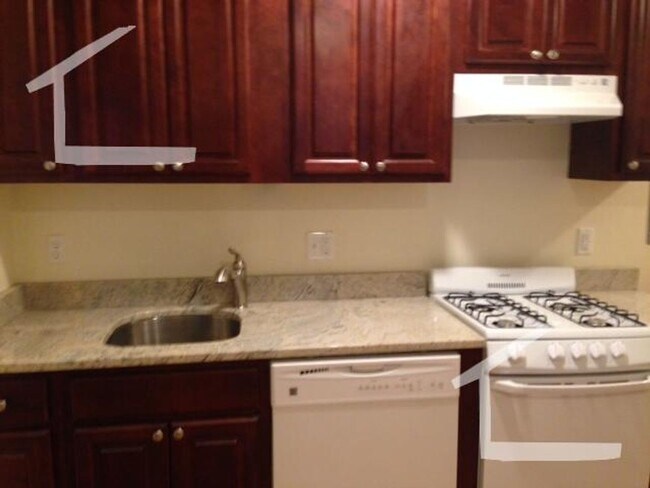 Foto del edificio - No Brokers Fee, No Security Deposit, Heat and Hot Water Included