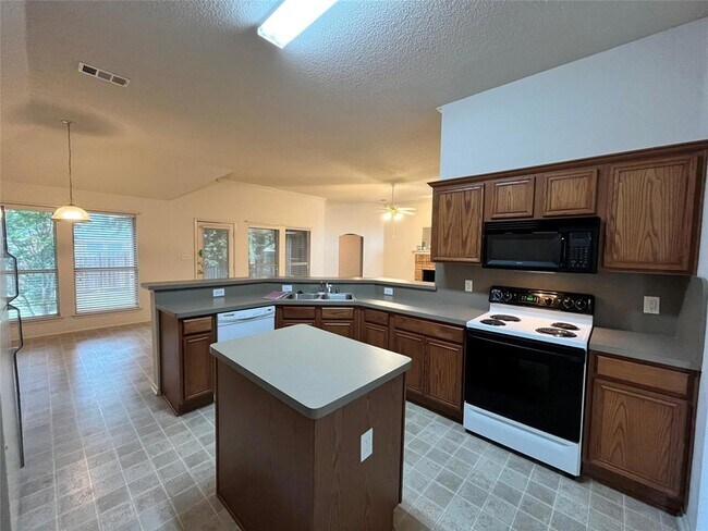 Building Photo - 900 Glenngary Way