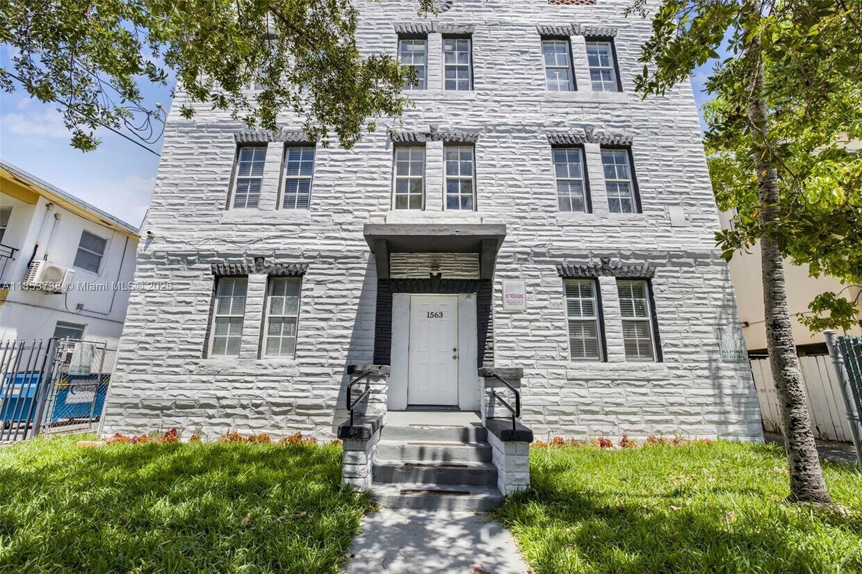 Foto principal - 1563 SW 2nd St